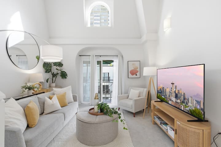 Downtown Seattle Loft | Rooftop & Skyline Views - Queen Anne - Seattle