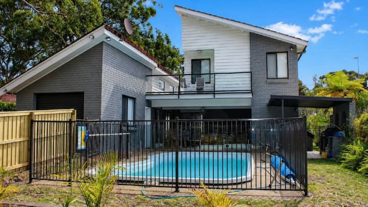Lux Coastal Getaway With Private Pool - ホークス・ネスト