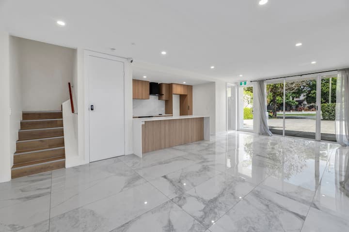 Spacious 4 Bedroom Apartment - Pet Friendly - Surfers Paradise