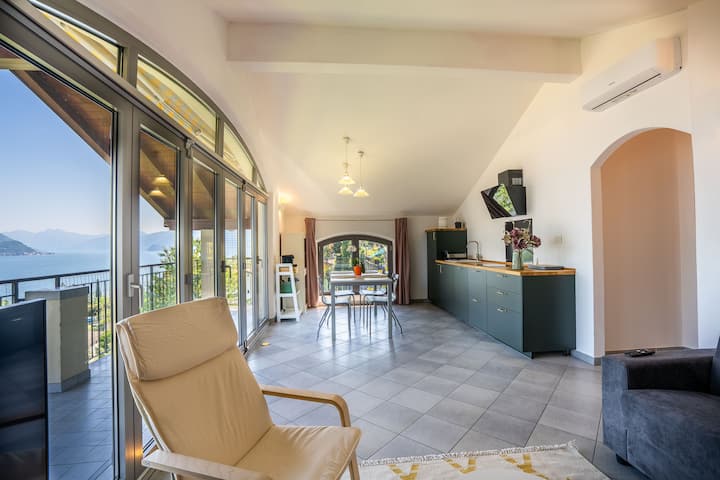 Lake Como 2br · Lake-view Balcony - San Siro