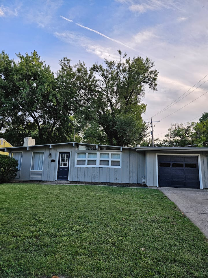 3 Br Home For World Cup! - Topeka, KS