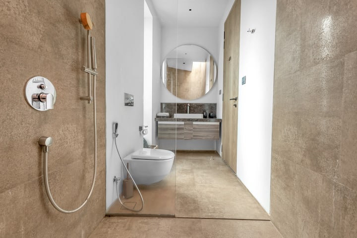 Full bathroom 2 image 1