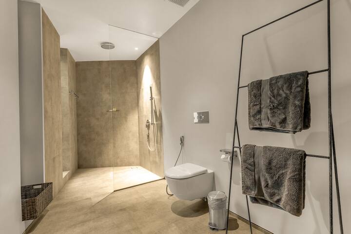 Full bathroom 3 image 1