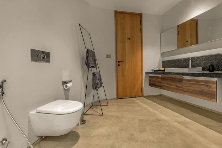 Full bathroom 1 image 1