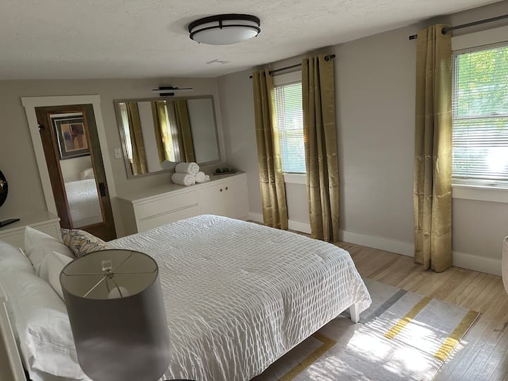 Chambre lumineuse et sereine avec de la lumière naturelle et un décor neutre élégant
