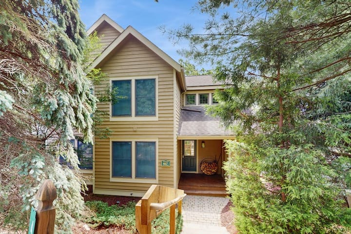 Cozy Home With Wood Fireplace And Views - Tannersville, PA