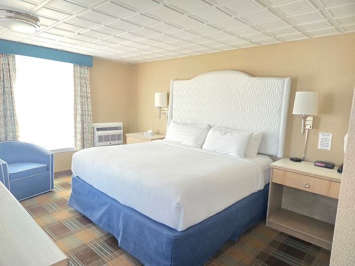 Royal King Jacuzzi Room Near Dock Square - Kennebunk, ME