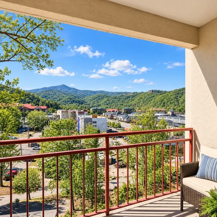 Walk To Downtown Condo W/views, Elevator & Pool! - Gatlinburg, TN