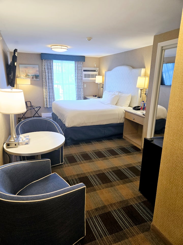 Grand King Jacuzzi Room | 3rd-floor Walkup - Kennebunk, ME