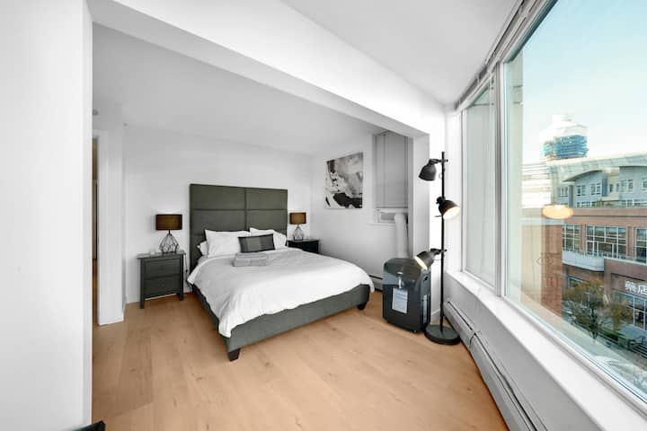 Chic 1 Bed 1 Bath Beside Arena With Free Parking! - Vancouver