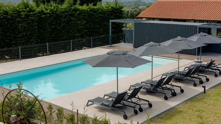 Tranquil Countryside Stay With Patio Access - 브라가