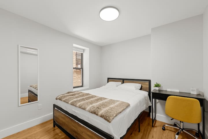 Queen Room Near Train w/ Garden Wi-Fi & Laundry