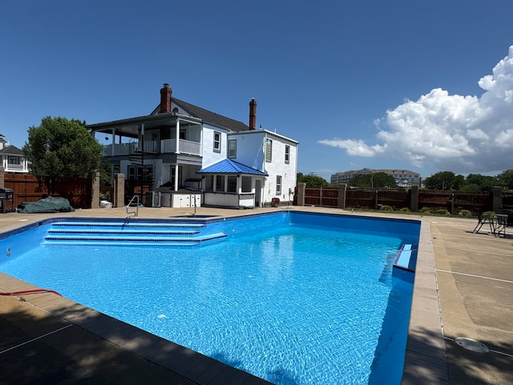Ocean View Retreat. Walk To Beaches. Swimming Pool - 노퍽
