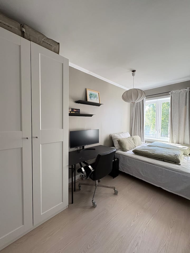 Spavaća soba s bračnim krevetom (širine 160 cm) i radnim stolom