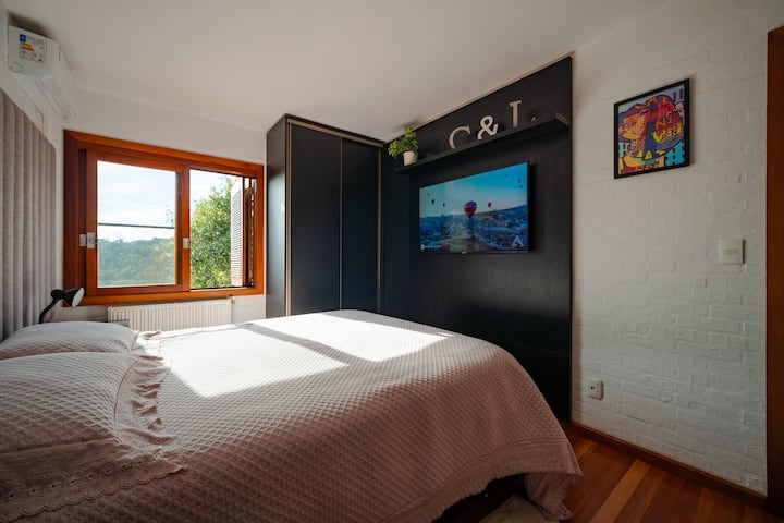No quarto, coloquei a opção de blackouts pois não tinha a opção, mas é uma janela com persianas de madeira, e para aquecer dispomos de ar condicionado e calefação que aquece o piso.