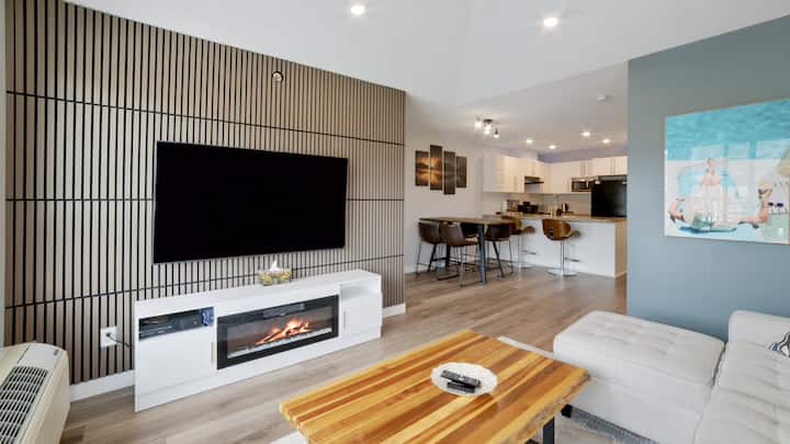 Top Floor Downtown Kelowna Condo | Beach & Pool - Kelowna