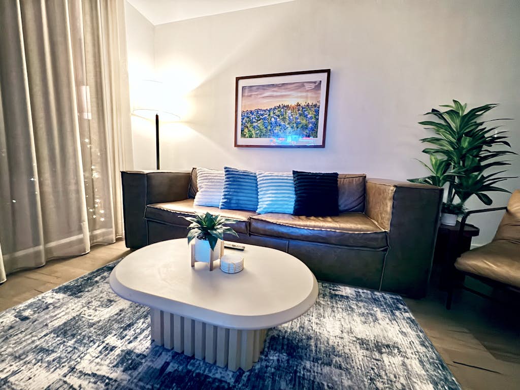 Modern Lakeview Natiivo Austin 31st Floor-King Bed