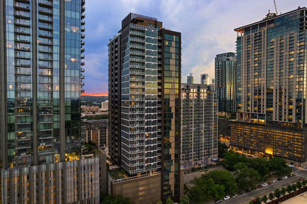 Modern Lakeview Natiivo Austin 31st Floor-King Bed