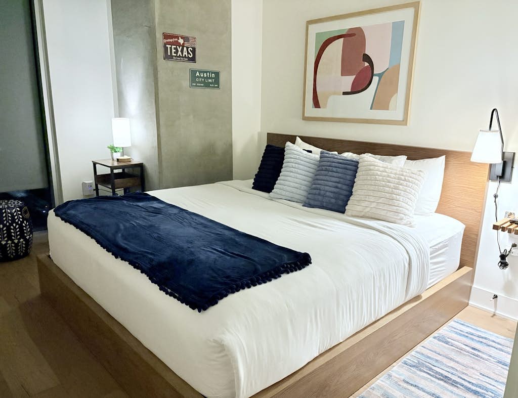 Modern Lakeview Natiivo Austin 31st Floor-King Bed