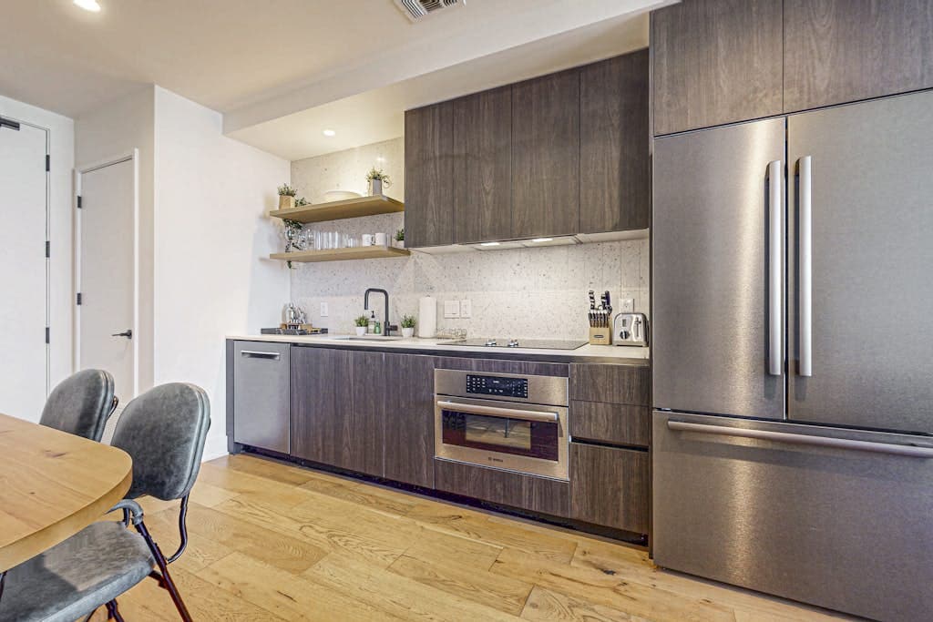 Modern Lakeview Natiivo Austin 31st Floor-King Bed