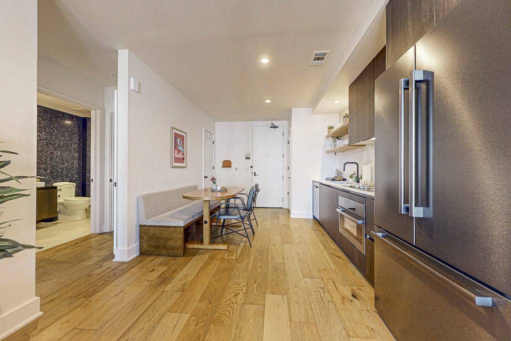 Modern Lakeview Natiivo Austin 31st Floor-King Bed