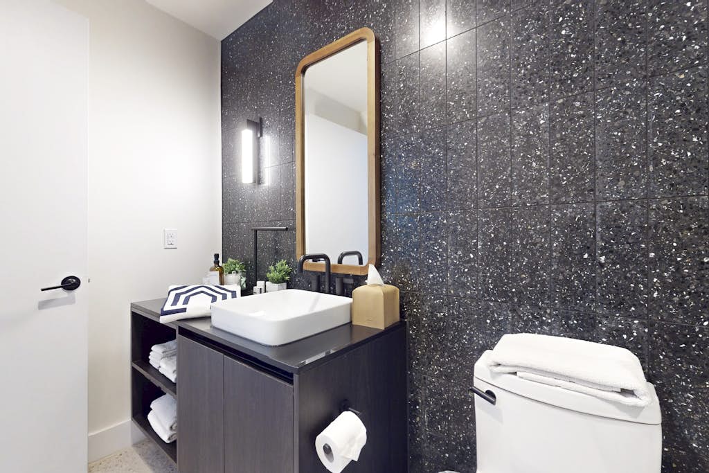 Modern Lakeview Natiivo Austin 31st Floor-King Bed