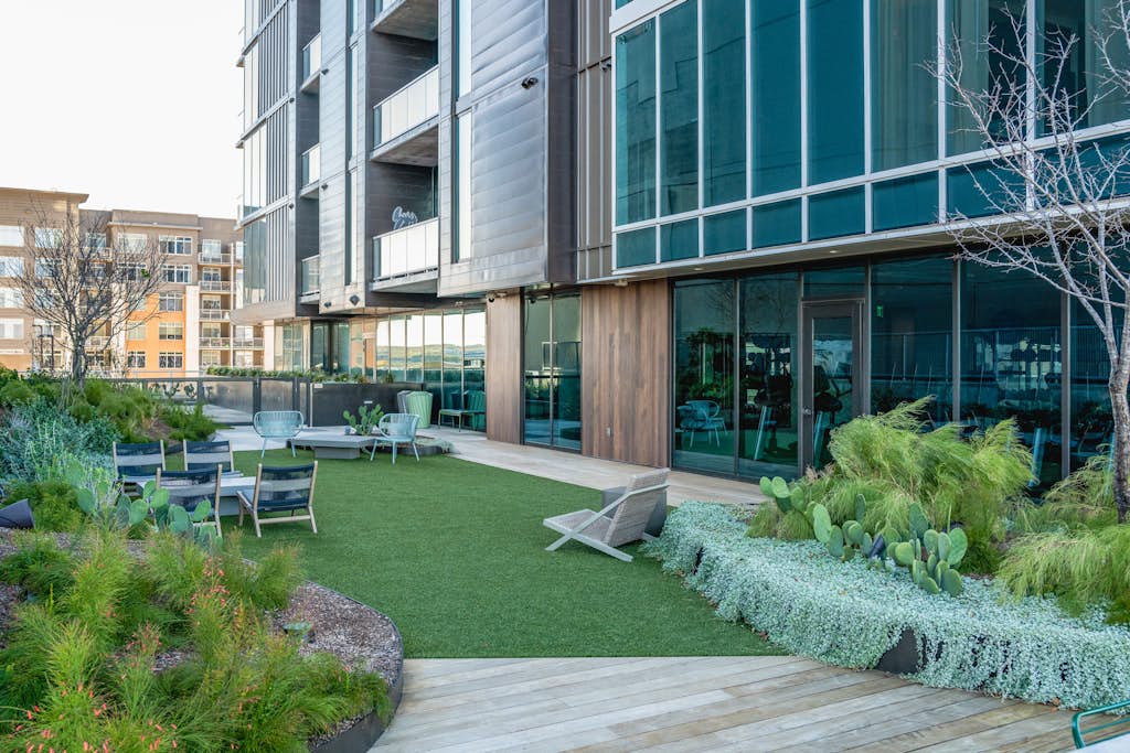 Modern Lakeview Natiivo Austin 31st Floor-King Bed