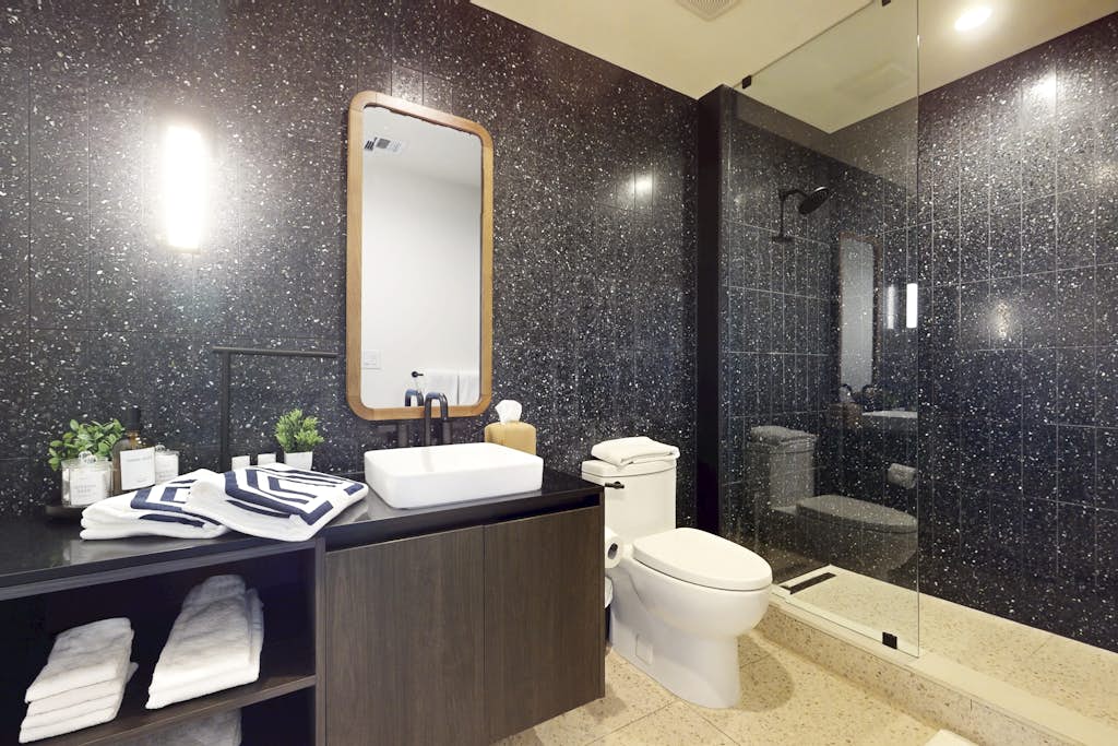 Modern Lakeview Natiivo Austin 31st Floor-King Bed