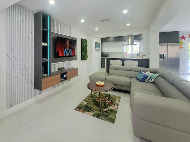 Luxurious Resort With Pool Heater & Tesla Charger - Bahamas