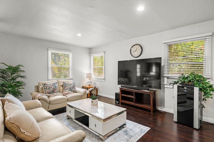 Modern Spacious Home With Large Kitchen & Patio - Pasadena, CA
