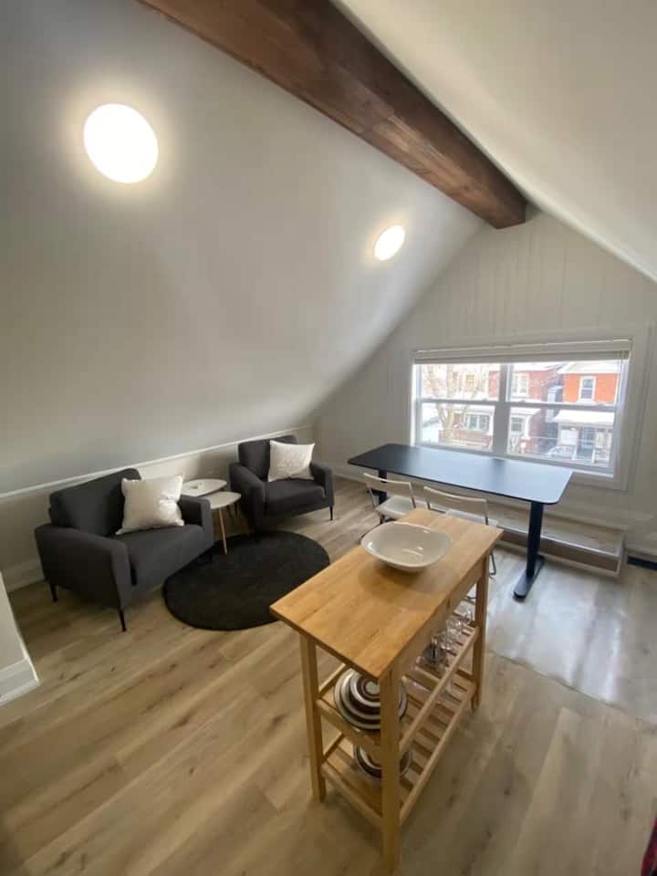 Sun-drenched Loft + Free Parking - Hamilton