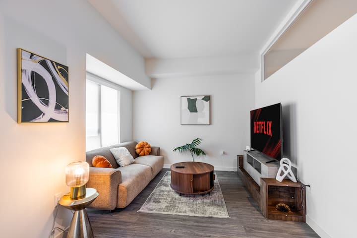 Modern Coastal Suite | Q-bed, Pool, Parking - Culver City, CA