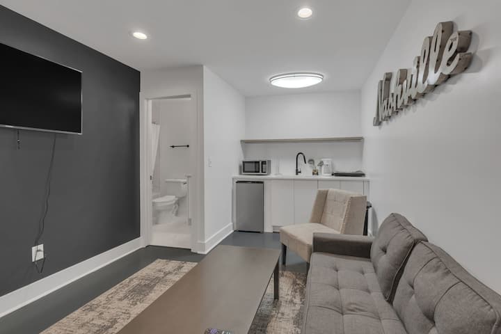 1 Bedroom Unit Close To Downtown Broadway - Nashville, TN