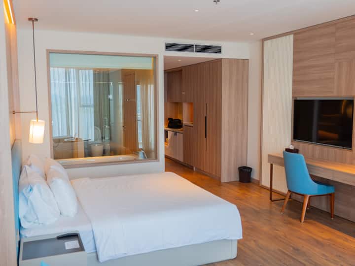 Beachfront Studio  Balcony  Bay View - China