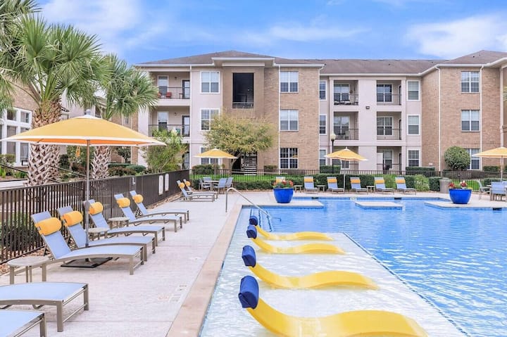 Sunny 2br Retreat | Pool, Gym & Prime Location - The Woodlands, TX