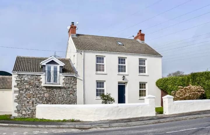 Spacious 4-bed Country Home - Llanelli