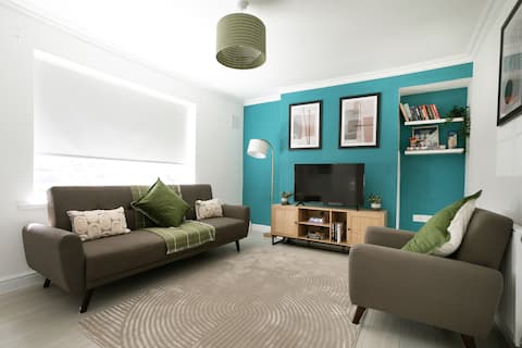Popular Airbnb listing: Nottingham Home | Garden & Parking in Basford