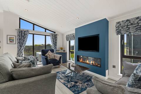 Popular Airbnb listing: Seren y Môr Luxury Lodge with Hot Tub in Penally