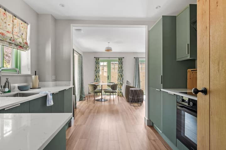 Newly Built Coach House With Onsite Pub - Weymouth