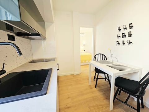 Top Airbnb: Ton₁ – Modern Stay with Free Parking in Gradski Kotar Sućidar
