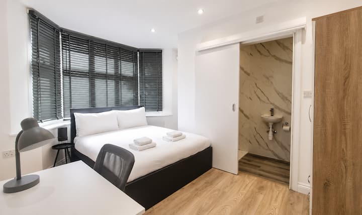 Modern 4br Oxford | 3 Ensuites, 3 Parking Spaces - Oxford