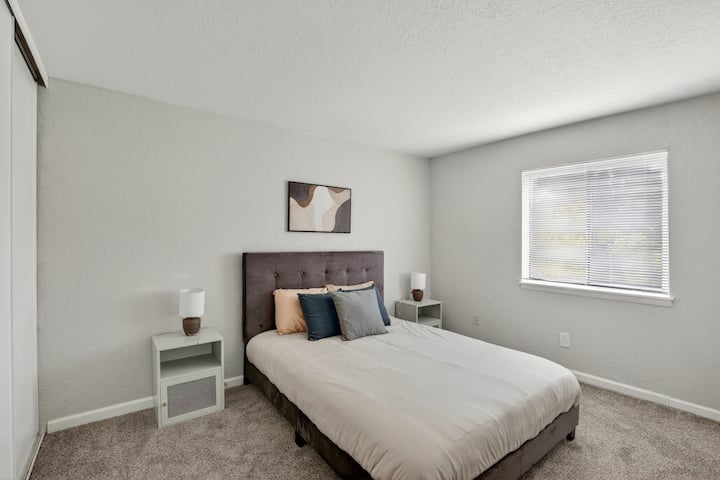 Updated 2 Bedroom Modern Finishes - Kansas City, MO