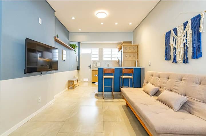 Esse estúdio tem sala ampla e aconchegante com sofá cama e TV Smart num ambiente com Ar condicionado