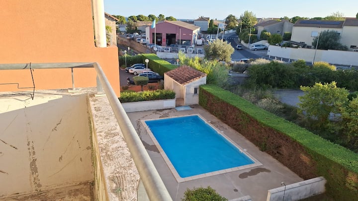 Vue Dégagée Sur L'étang Avec Piscine. - Mèze