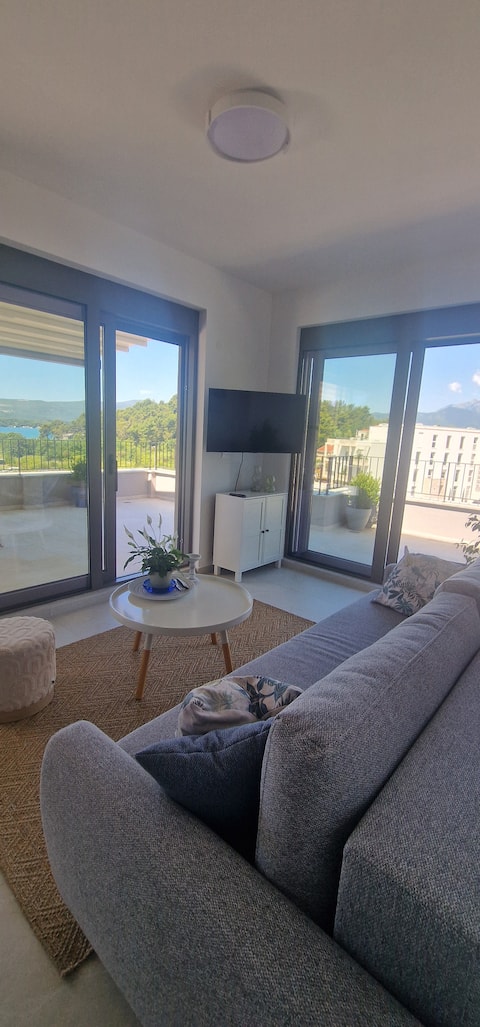 Top performing Airbnb: Azure terrace Tivat with private garage in Mrčevac