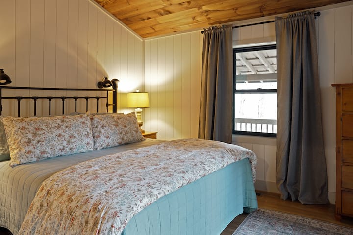The secondary bedroom has a King bed with luxury mattress and Egyptian Cotton linens, plus extra blankets and pillows for a cozy night's sleep. The front window overlooks the front porch, and blackout drapes are there if you want to sleep in.