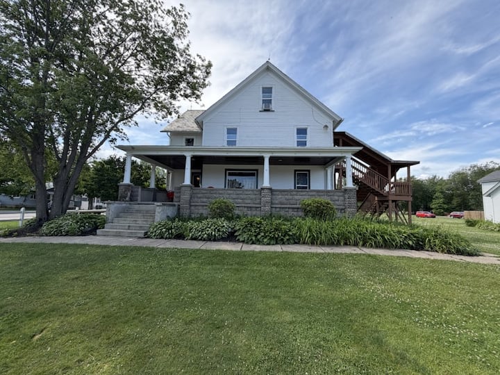 Stately Strip Home | Pets Ok | Walk To Winery - Ohio
