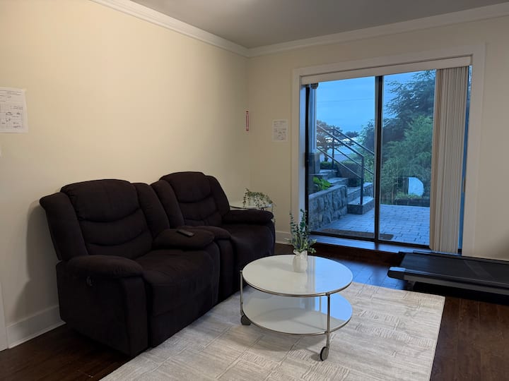 Cozy 1-br Suite In Scenic West Vancouver - Horseshoe Bay