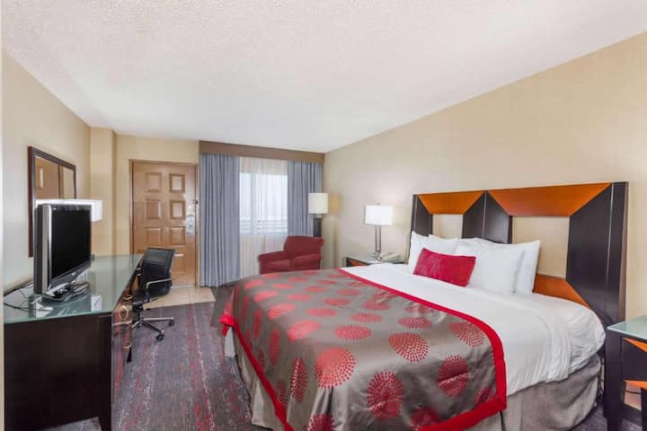 Near Coronado Beach | Outdoor Pool & Dining - Coronado, CA