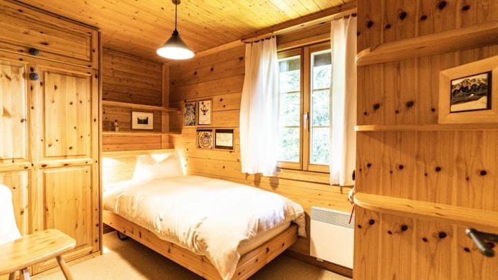 Schlafzimmer mit zwei Einzelbetten (Schrankbett und reguläres Bett).